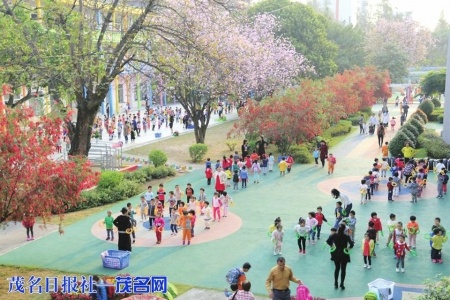 市第一幼儿园的小朋友在风景如画的园区玩游戏。