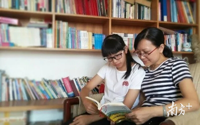 松山湖实验中学举办读书节“我和父母同读一本书”活动 松山湖实验中学举办读书节“我和父母同读一本书”活动