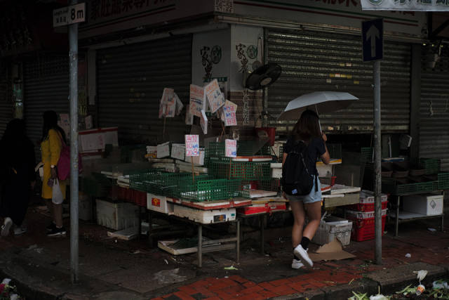 众安街上的一个水果摊档提前关铺打烊。 （南方周末记者 马翔/图）