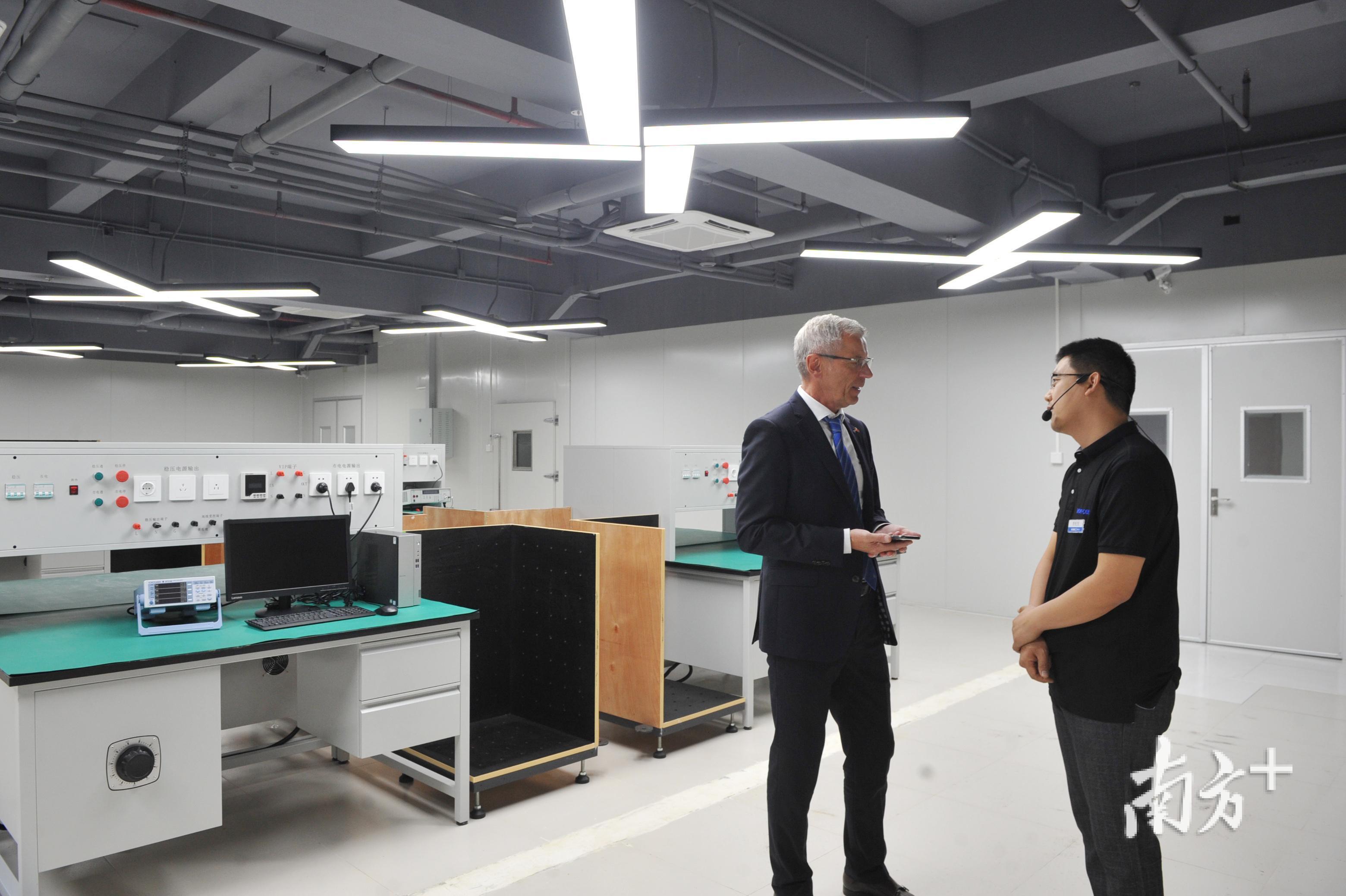 图说：2018年，中山成功引进全球领先的德国VDE测试认证院在中山设立全国首家综合检测基地，图为开幕当日，外国嘉宾在与工作人员交流。南方日报记者 王云 摄