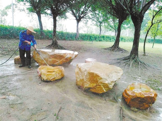 公园管理所工作人员在清理打扫公园。 公园管理所工作人员在清理打扫公园。