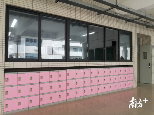 新乐平中学每间教室门口为学生设置一个储物柜。