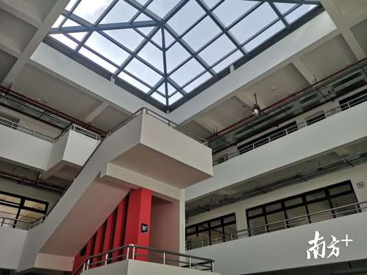 新乐平中学综合楼内部建设。