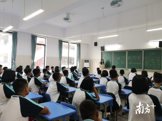 目前，新乐平中学初一级20个教学班已经顺利完成新生报到工作。