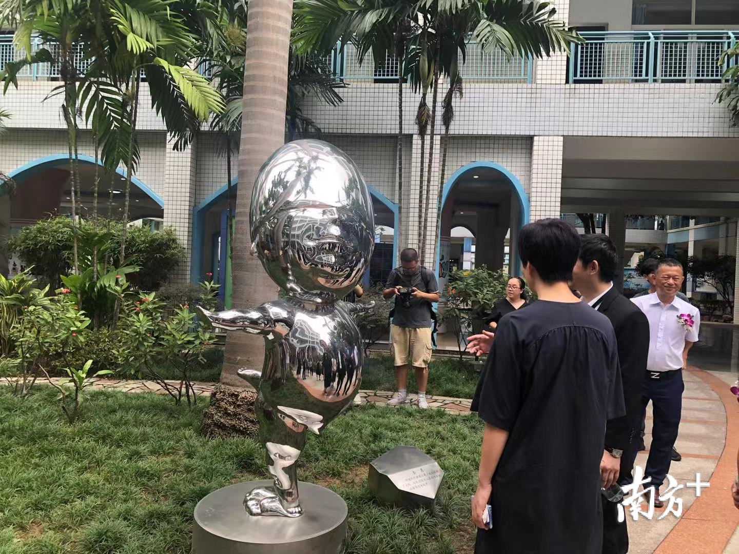 新校名揭牌后，顺德区教育局、大良教育局等负责人和嘉宾参观校园。南方+记者 蒋晓敏摄