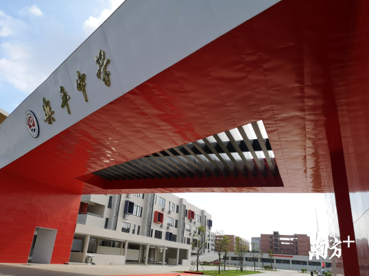 三水区乐平中学新校区门口。