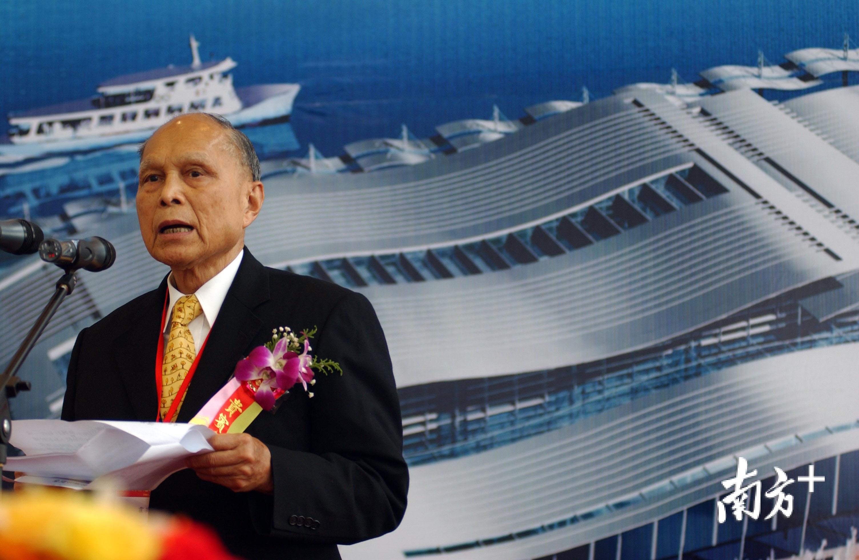 2005年4月28日上午，霍英东出席广州南沙新客运港举行落成典礼