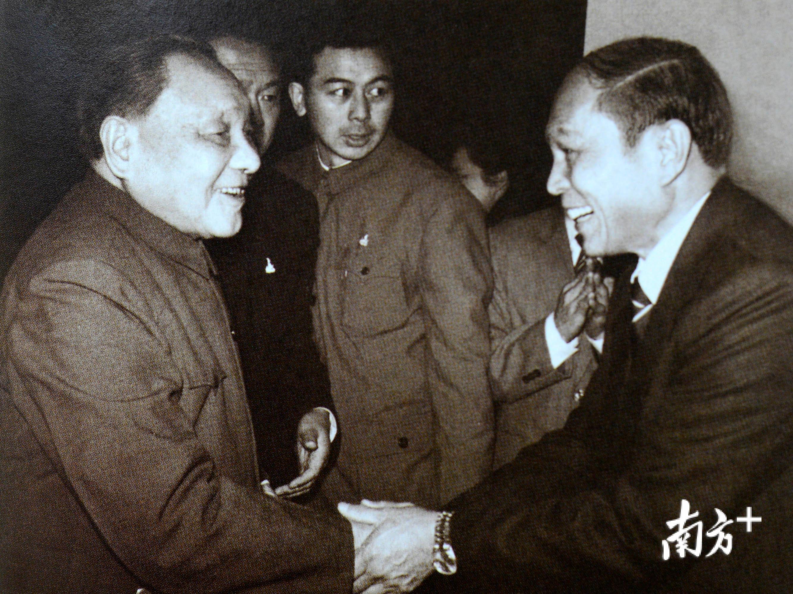 1985年，邓小平同志视察白天鹅宾馆时与霍英东先生亲切握手。