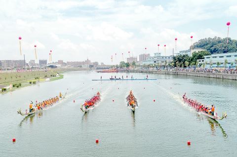 揭阳市端午龙舟竞赛决赛在练江普宁段举行，充分展示了练江整治成效，也展现了普宁人民奋力拼搏、力争上游的精神风貌。