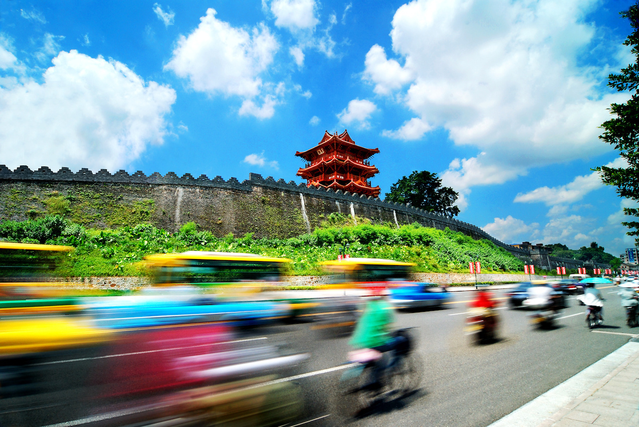 研究员冯咏浩,陪同来自包公家乡安徽合肥的媒体和专家登上肇庆古城墙