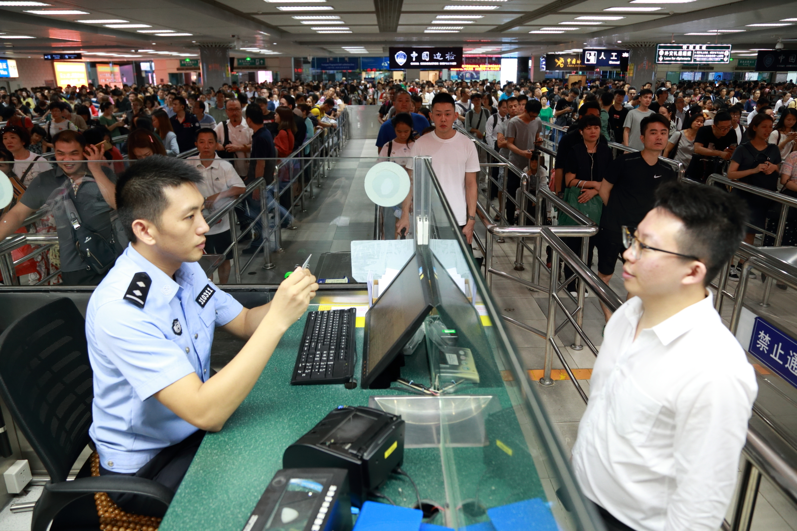 拱北口岸暑期共验放出入境旅客2383万人次日均41万