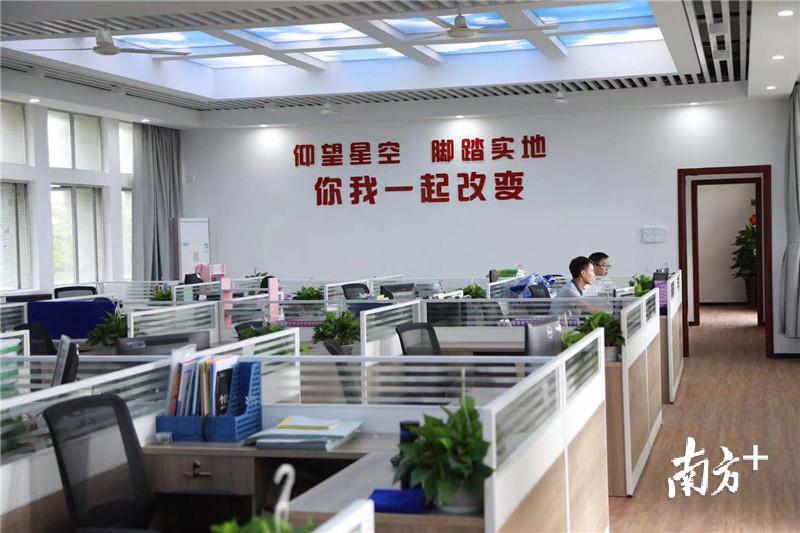 宽敞明亮的办公室