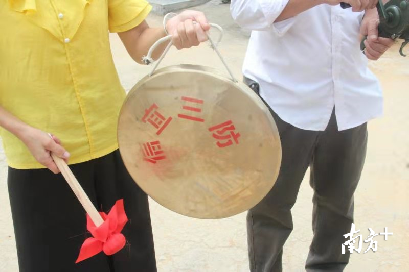 村民展示预警铜锣。 村民展示预警铜锣。