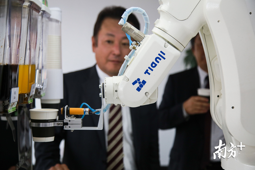 天机智能开发的机械手，可以给客人冲咖啡。