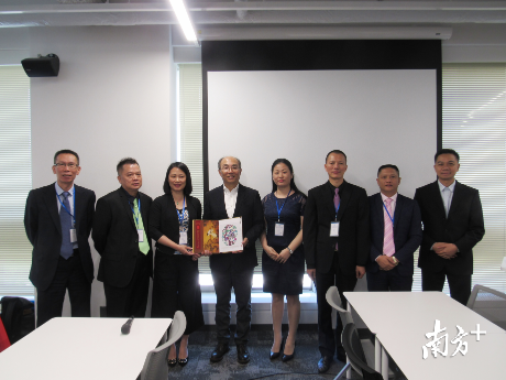 培训班的班委会成员一起给田中信彦教授赠送书籍。 培训班的班委会成员一起给田中信彦教授赠送书籍。