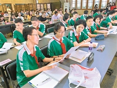 昨日,垃圾分类开学第一课活动在执信中学举办。 广州日报全媒体记者杨耀烨 摄 昨日,垃圾分类开学第一课活动在执信中学举办。 广州日报全媒体记者杨耀烨 摄