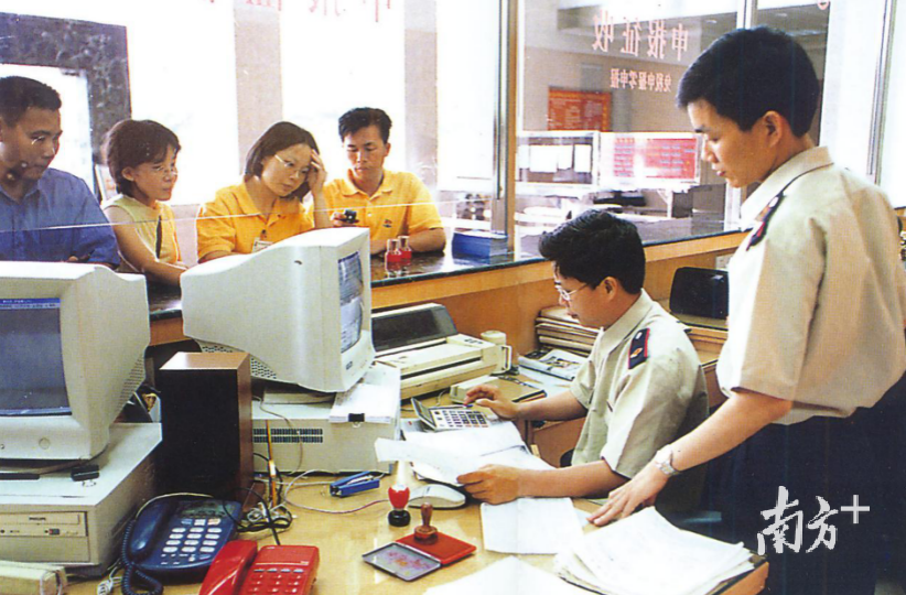 1995年，纳税人到办税服务厅前台“买”发票