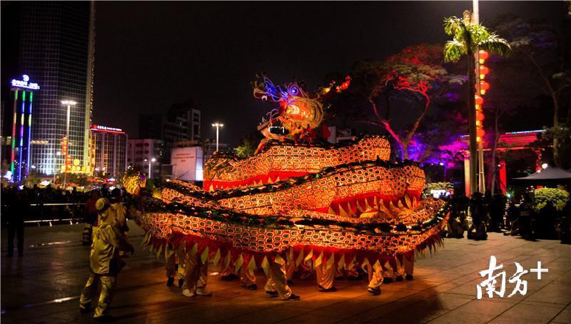 荷塘纱龙栩栩如生。
