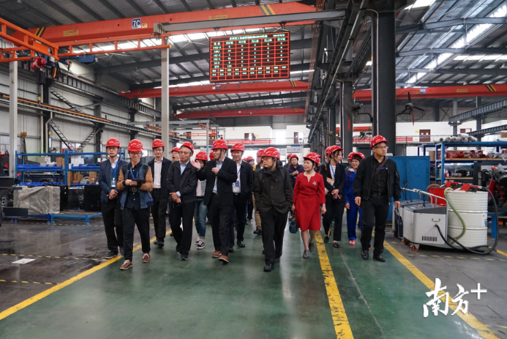 经济学家周其仁带着数十位佛山企业家在星邦重工调研。 经济学家周其仁带着数十位佛山企业家在星邦重工调研。