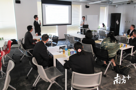 三水学员们在早稻田大学商学院听取岩本隆教授授课。 三水学员们在早稻田大学商学院听取岩本隆教授授课。