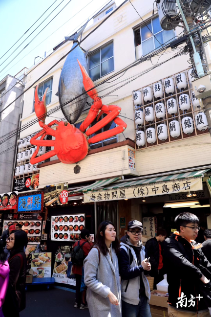 日本的海鲜店也极具特色,能将各种食材制成特色美食。 日本的海鲜店也极具特色,能将各种食材制成特色美食。