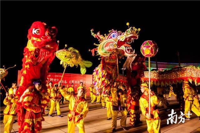 纱龙舞起来人山人海，兴高采烈，为人们所喜爱。