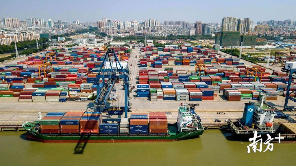 汕头港码头全景。 汕头港码头全景。