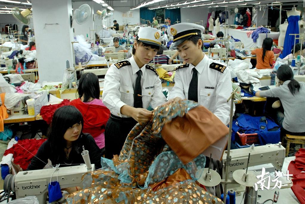 来自粤东各地的机电产品、农产品、纺织品、陶瓷等经由广澳港扬帆出海,顺利运抵港澳市场。 来自粤东各地的机电产品、农产品、纺织品、陶瓷等经由广澳港扬帆出海,顺利运抵港澳市场。