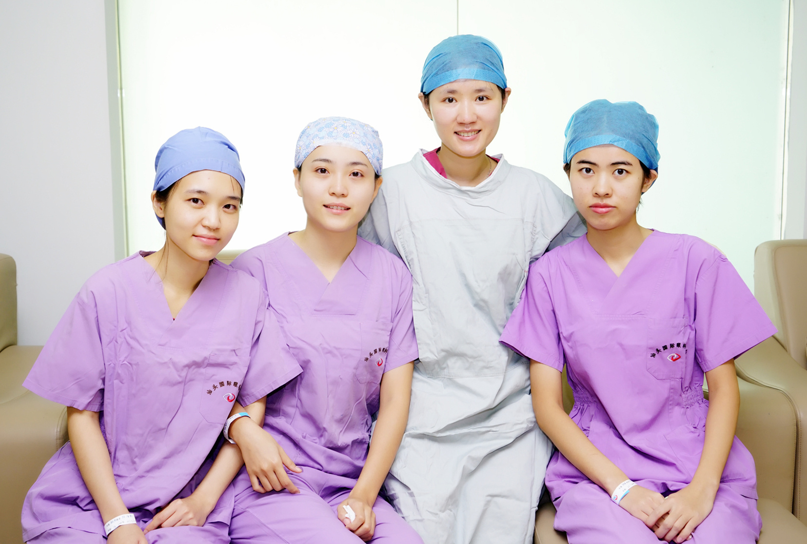 张日平主任及其护士助手团队.