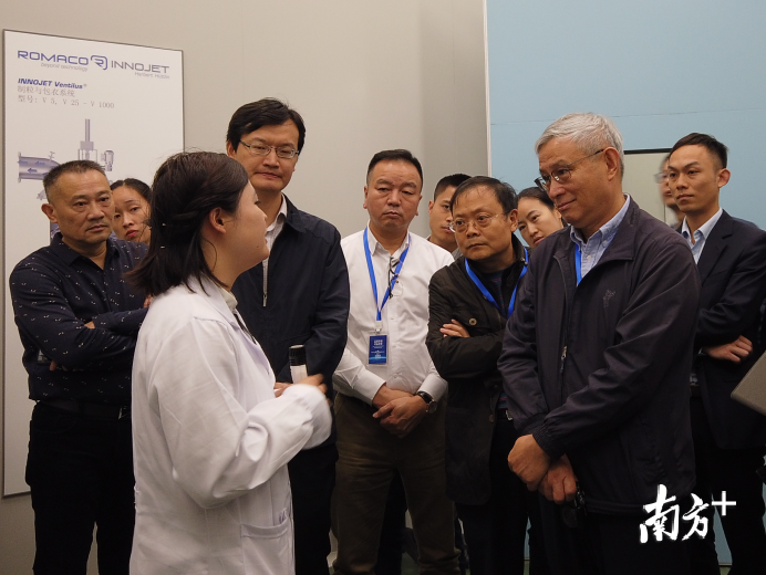 经济学家周其仁带着数十位佛山企业家在楚天科技调研。李嘉欣 摄 经济学家周其仁带着数十位佛山企业家在楚天科技调研。李嘉欣 摄