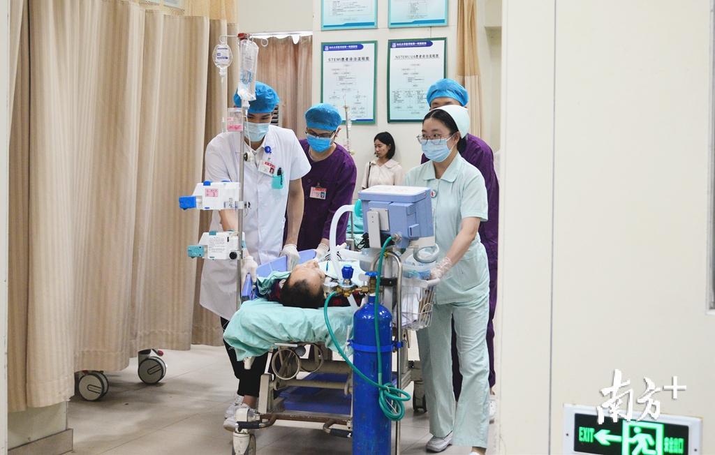 汕大附一院急诊科建立起“院前急救-院内抢救-EICU急救重症无缝连接”急救体系。 汕大附一院急诊科建立起“院前急救-院内抢救-EICU急救重症无缝连接”急救体系。