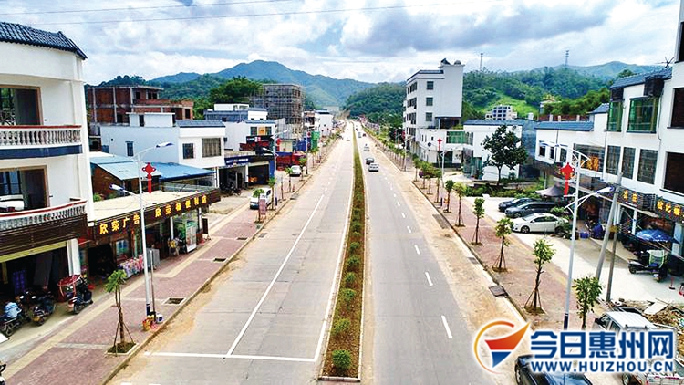 永汉镇高速出口入城大道升级改造全面完工投入使用。