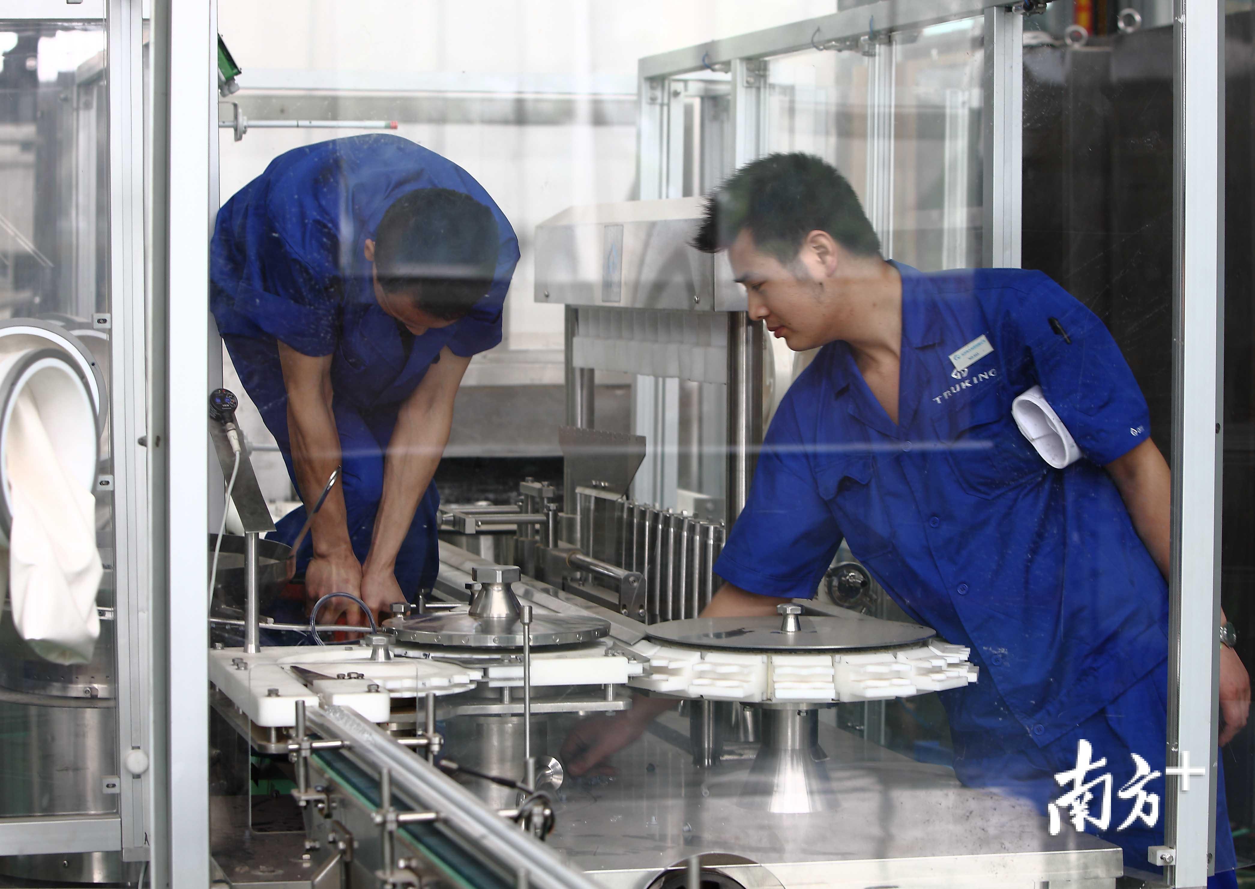 楚天科技已前后派遣了50多名一线蓝领工人到德国开展培训。受访企业供图 楚天科技已前后派遣了50多名一线蓝领工人到德国开展培训。受访企业供图