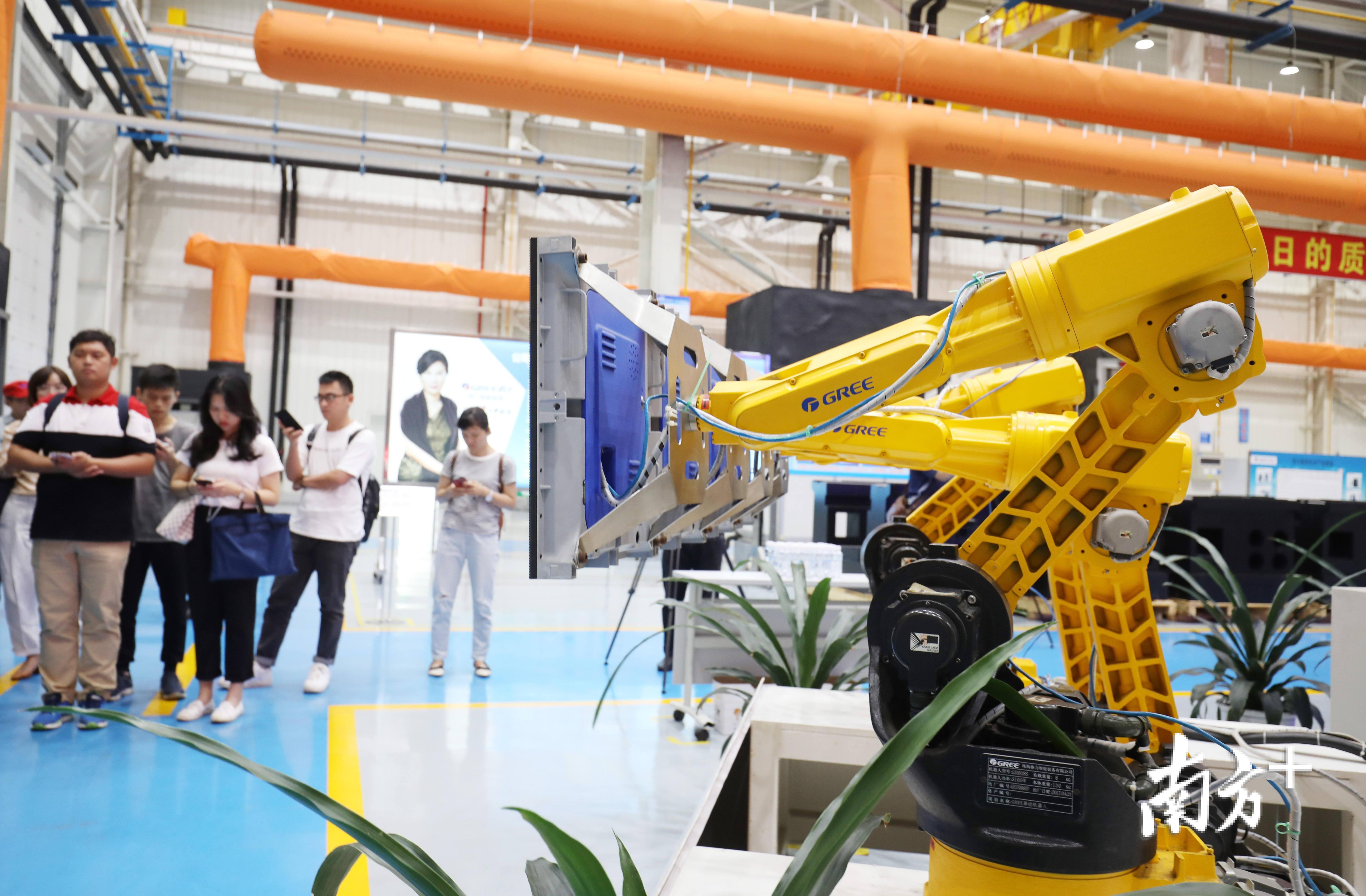 第五届珠江西岸先进装备制造业投资贸易洽谈会现场。南方日报记者 关铭荣 摄 第五届珠江西岸先进装备制造业投资贸易洽谈会现场。南方日报记者 关铭荣 摄