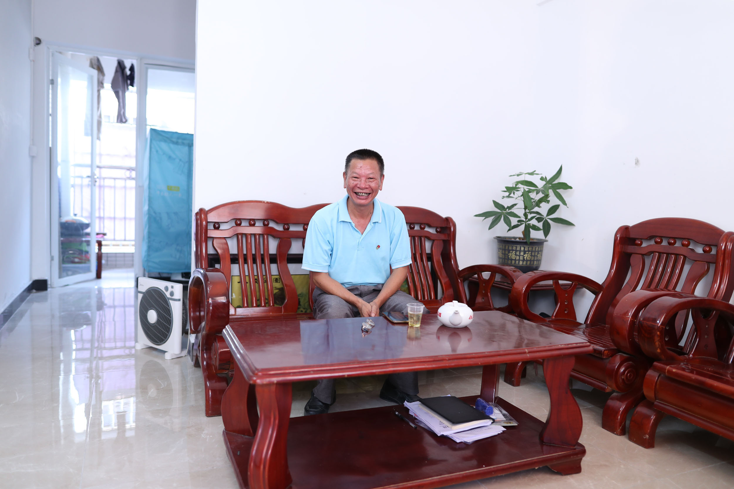 在怀集甘洒镇政府工作的莫案全在自己的干部周转房。 在怀集甘洒镇政府工作的莫案全在自己的干部周转房。