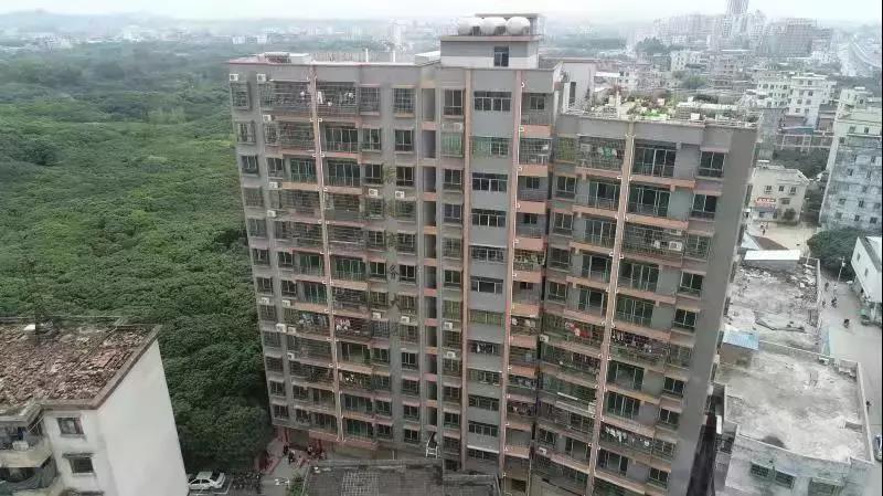 广州市从化区太平镇违建“钉子户”震通商务大厦。