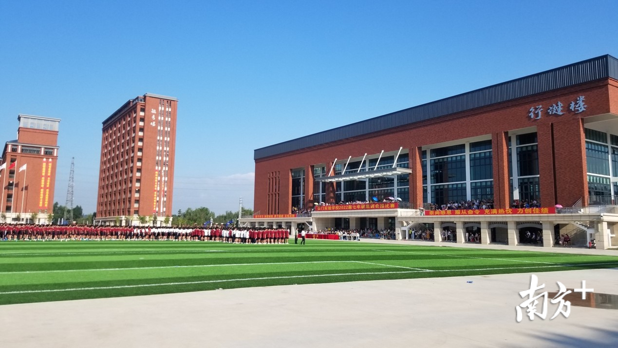 石门实验学校新生集训汇演现场。羊建溶 摄 石门实验学校新生集训汇演现场。羊建溶 摄