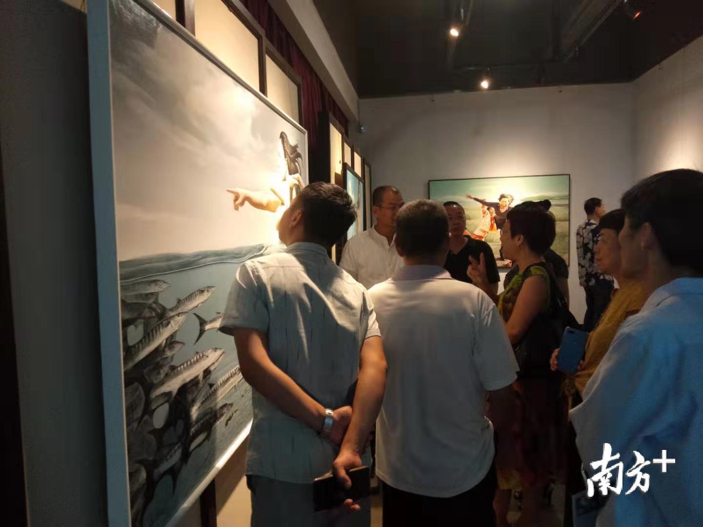 不少市民前往观展。 不少市民前往观展。