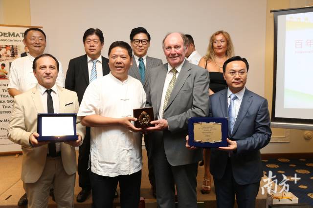 2015年米兰世博会，叶汉钟选送的凤凰单丛茶获米兰世博会金骆驼奖。