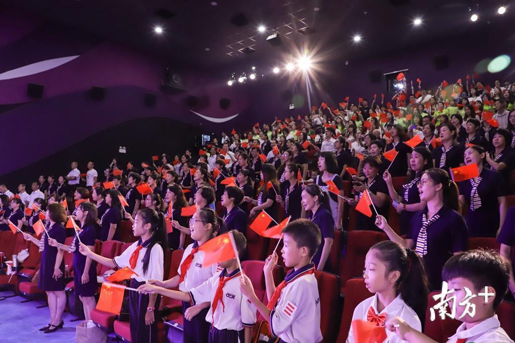 全场合唱《我和我的祖国》。