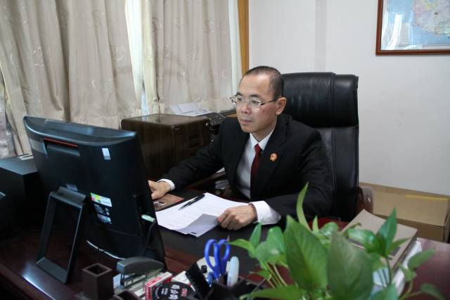 海口海事法院法官林江患尿毒症18年仍坚持办案