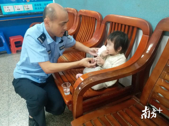 赵韫强照顾走失儿童。