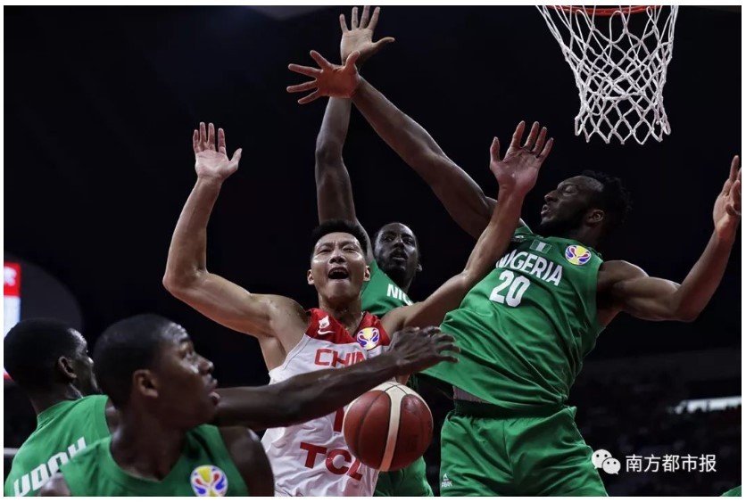 易建联被尼日利亚球员围堵。南都记者 黎湛均 摄 易建联被尼日利亚球员围堵。南都记者 黎湛均 摄