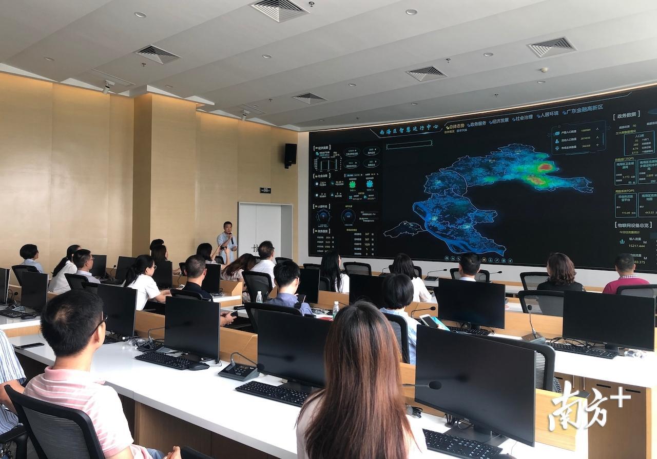 “城市大脑”显示南海区交通数据。李明蔚 摄