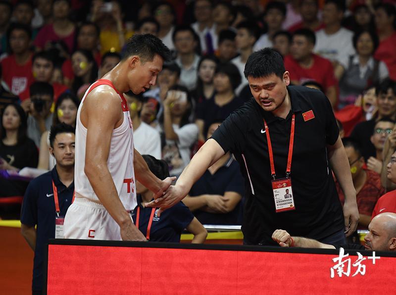 图集|东京奥运或难见中国男篮,易建联失落离场,姚明击掌鼓励