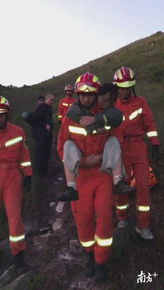 韶关乳源师生进山科考2人被困两人失联，消防深夜进山历经9个小时成功救出。