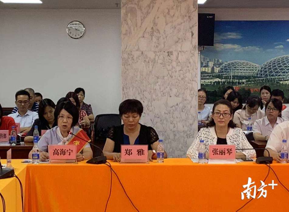 优秀教师代表发言。 李晓玲 摄