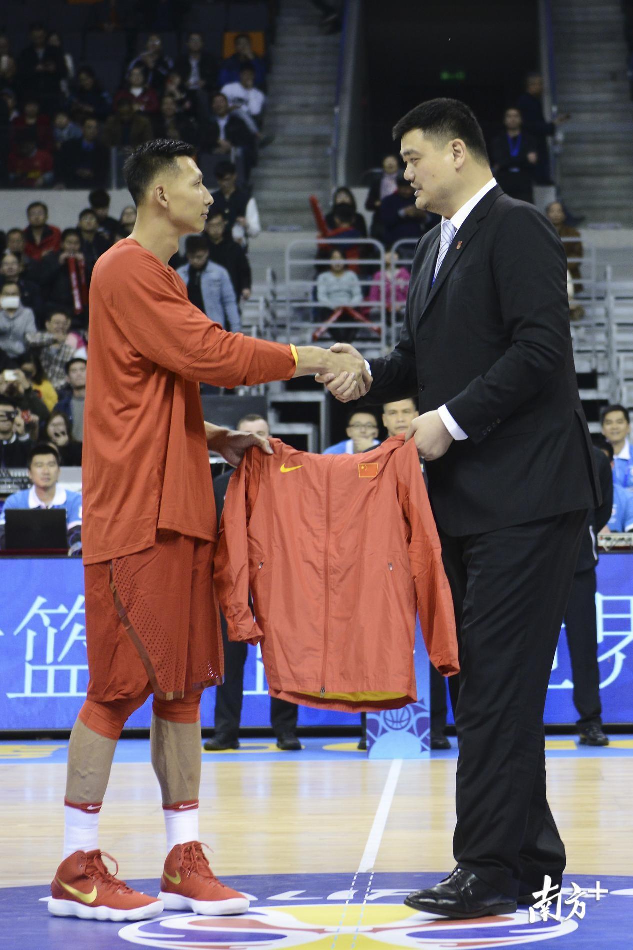 2018年2月,男篮世界杯亚洲区预选赛中国男篮蓝队对阵新西兰队的比赛在广东东莞举行。在赛前,中国篮协主席姚明为中国队球员易建联颁发了荣誉外套。 2018年2月,男篮世界杯亚洲区预选赛中国男篮蓝队对阵新西兰队的比赛在广东东莞举行。在赛前,中国篮协主席姚明为中国队球员易建联颁发了荣誉外套。