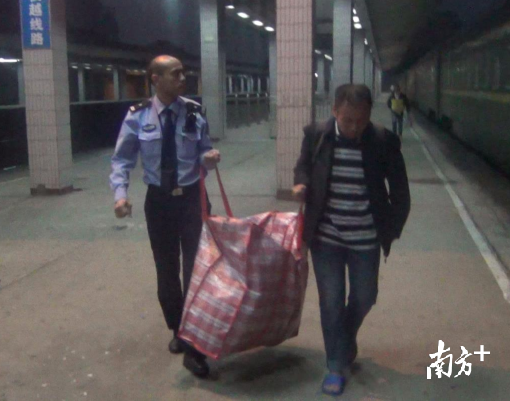 赵韫强在火车站送别流浪10多年的徐先生回老家黑龙江。