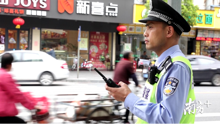 工作中的赵韫强。